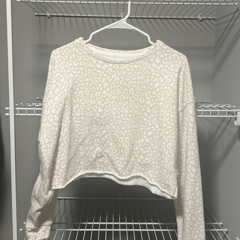 NWOT * Colsie Tan and White Cheetah Print Crewneck Size Medium